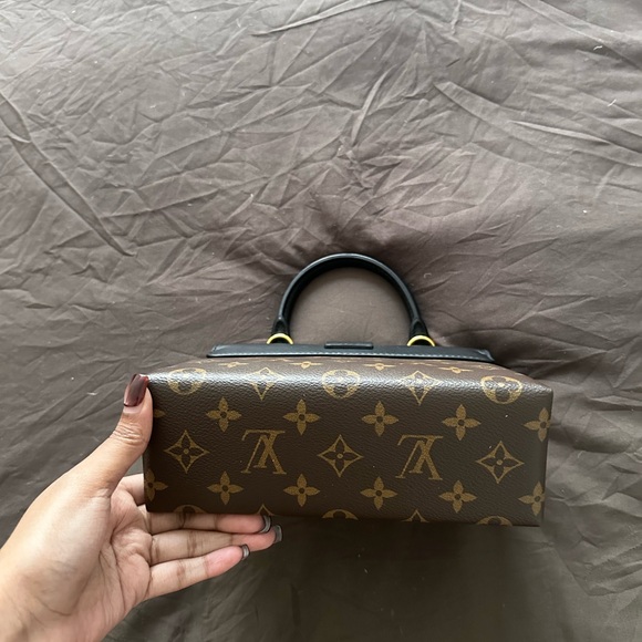 Louis Vuitton Monogram Locky BB - Picture 3 of 9
